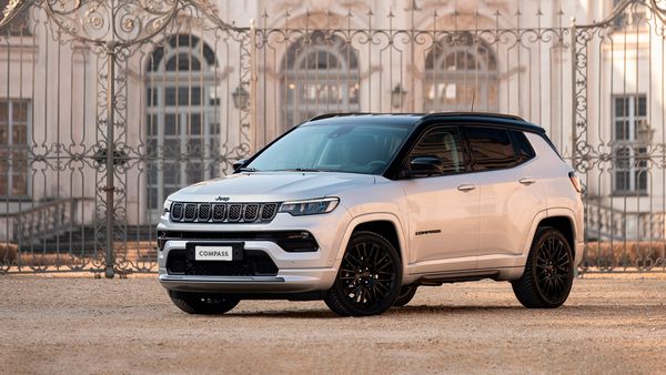 Jeep Compass vor einem grossen Schloss
