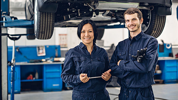 werkstatt automobil fachann mechaniker mechatroniker auto garage job technik kundendienst werkstatt