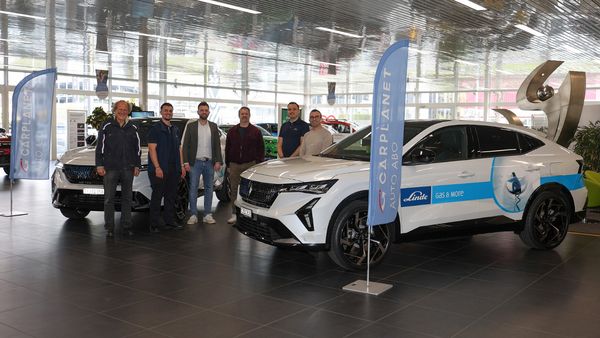 Das Personal von Linde und CARPLANET zwischen den neuen Auto Abo Fahrzeugen