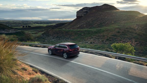 Mazda CX-80 fährt über eine Passstrasse