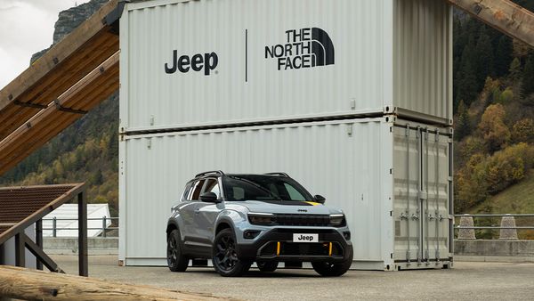 Jeep Avenger - The North Face Edition vor einem Container mit den Logos von Jeep und The North Face