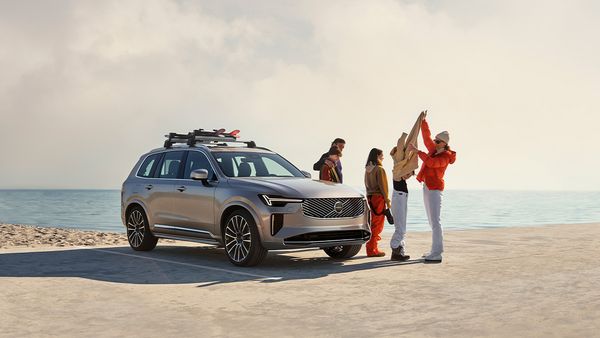 Volvo XC90 mit der Familie an einem Strand im Sommer