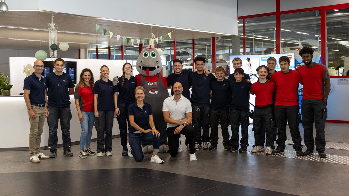 Die neuen Lernenden im Showroom in unserer Filiale in Kriens