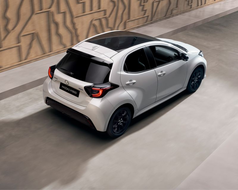 Der neue Mazda 2 Hybrid auf der Strasse