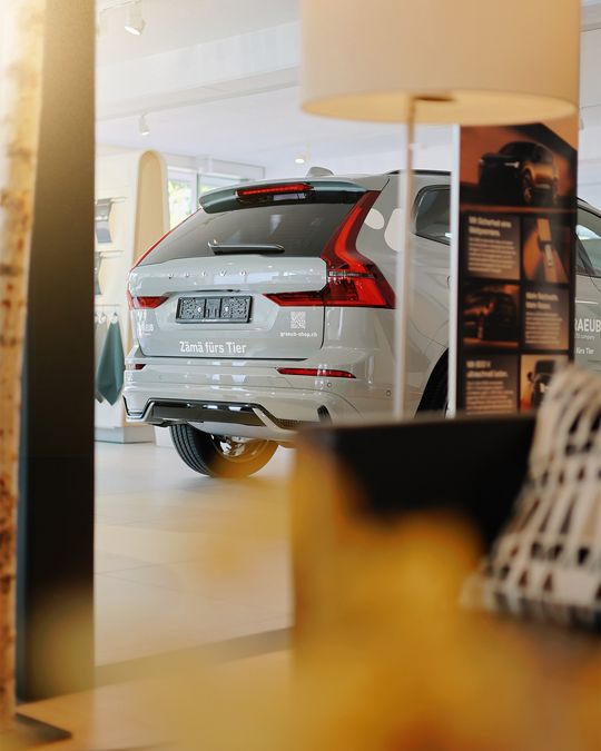 Volvo EX60 im Showroom von hinten fotografiert