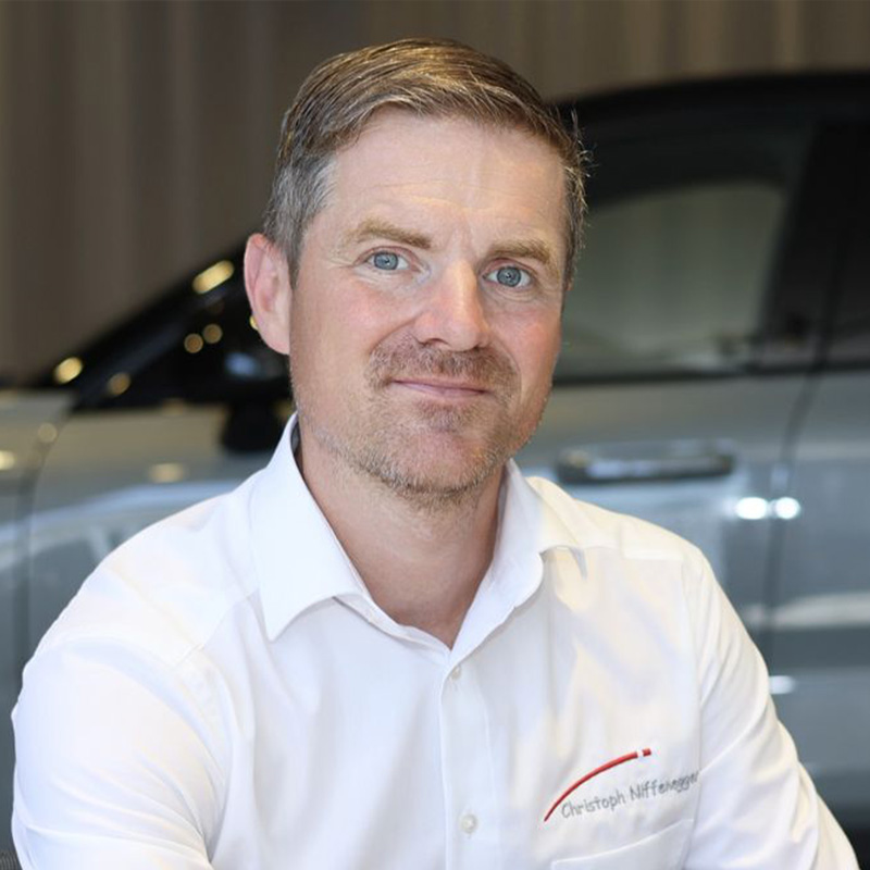 Verkaufsberater Christoph Niffenegger im Showroom der Schneeberger Automobile in Bützberg