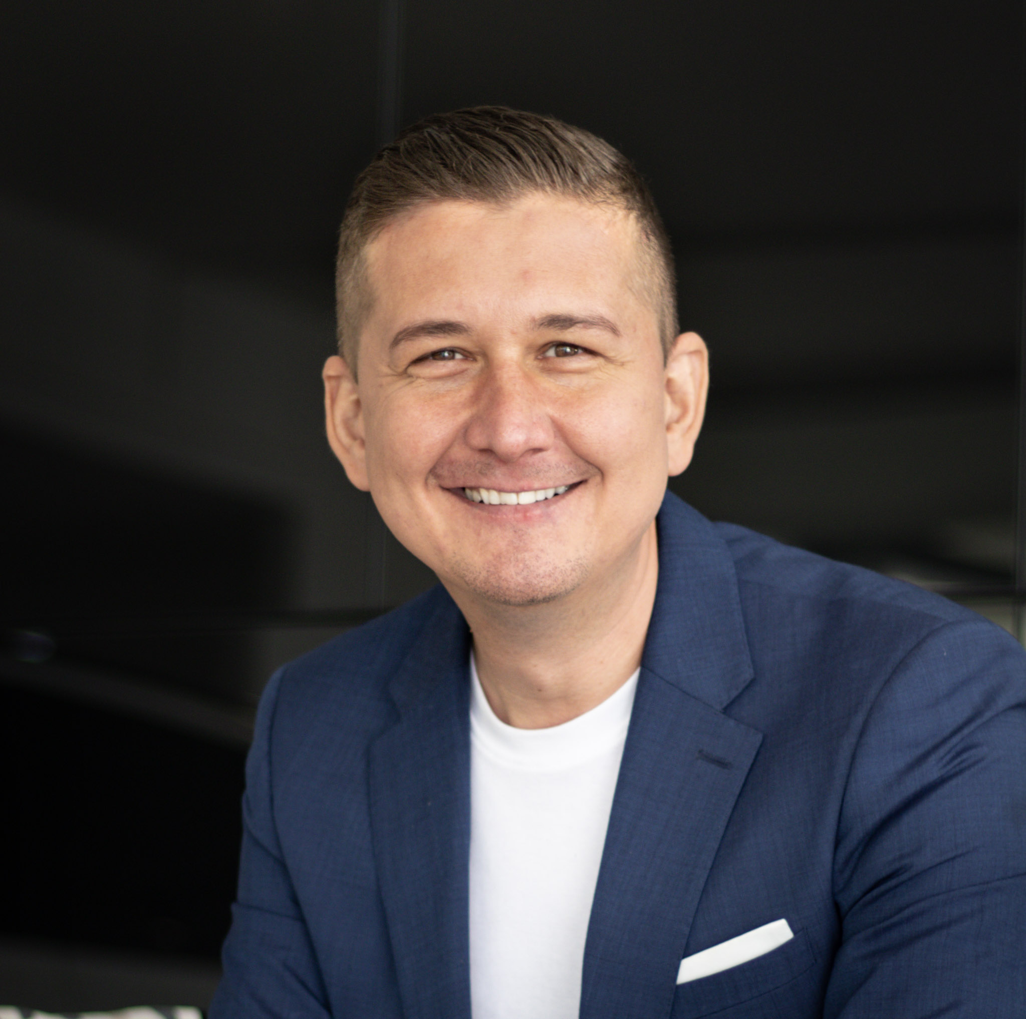 Verkaufsberater Dario Maras im Showroom der Volvo Car Bern in Gümligen