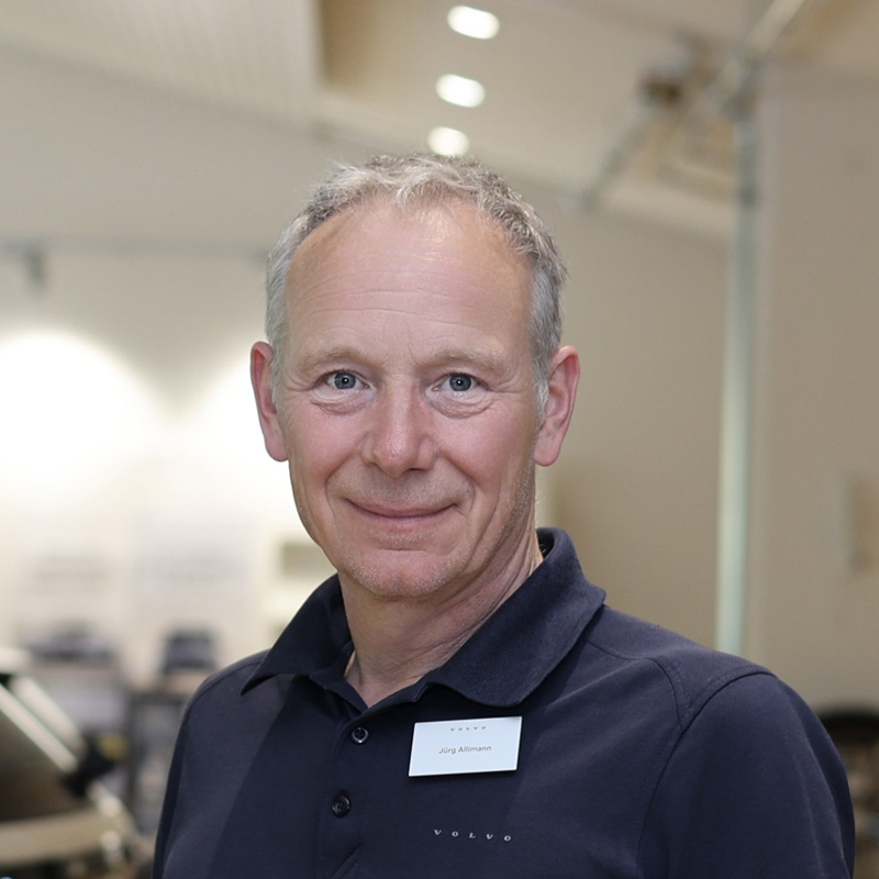 Verkaufsberater Jürg Allimann im Showroom der Aaretal Garage in Münsingen