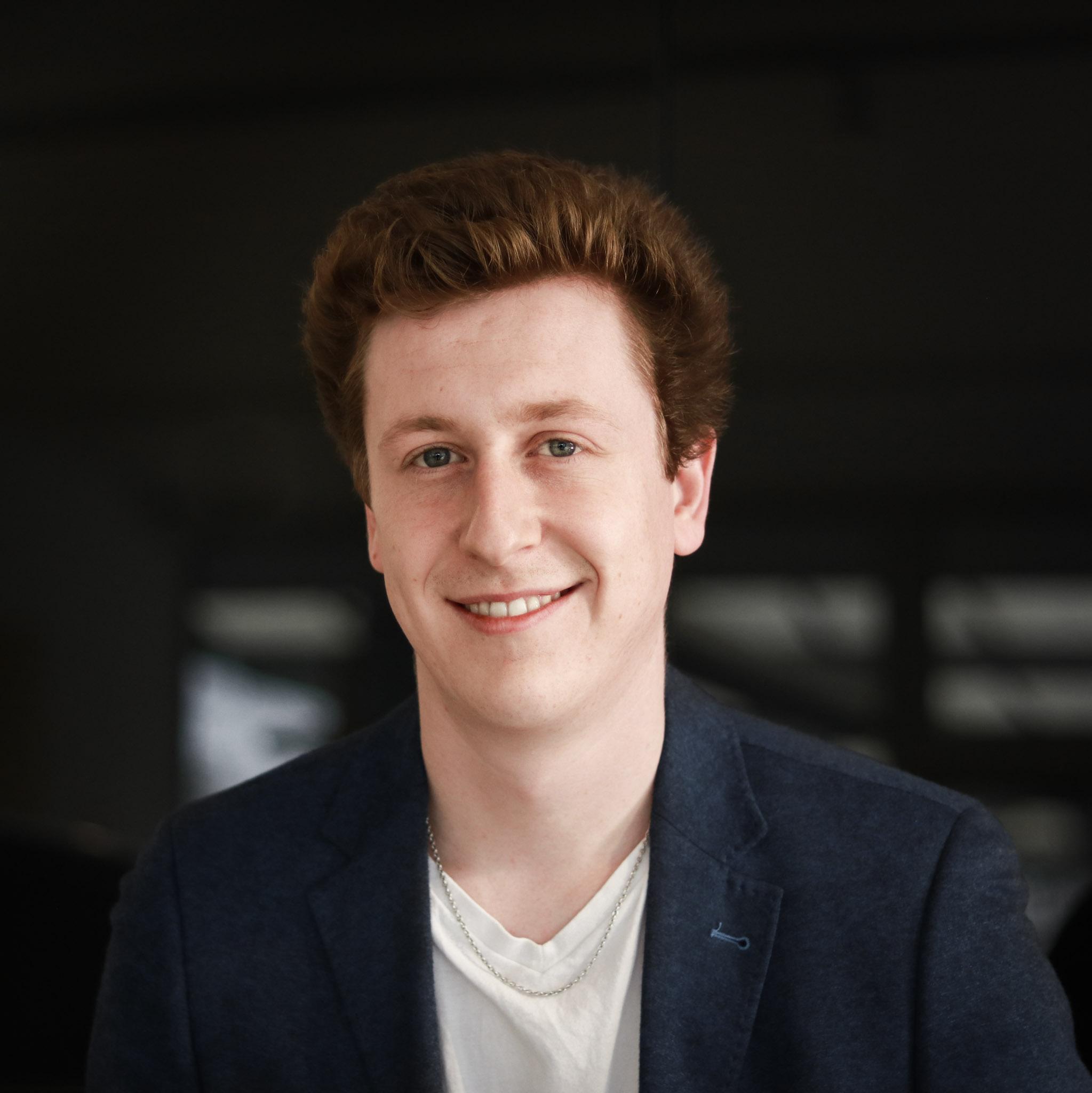 Verkaufsberater Marc Thalmann im Showroom der Volvo Car Bern in Bützberg