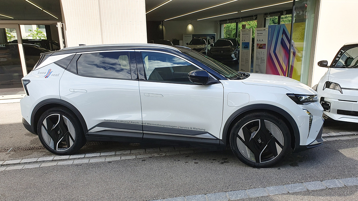 Renault Scenic vor unserem Standort in Aarburg