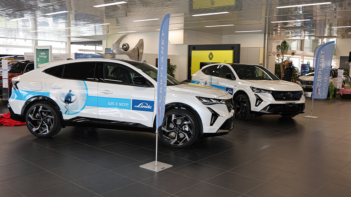 Die zwei neuen Fahrzeuge im Showroom positioniert