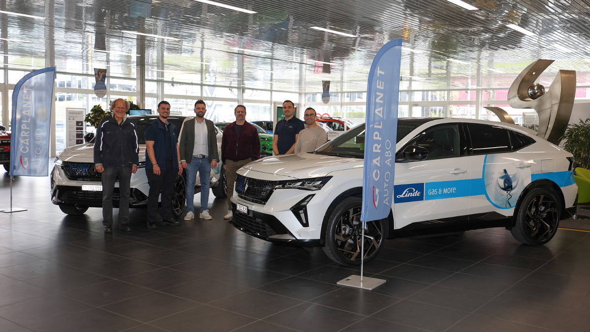 Das Personal von Linde und CARPLANET zwischen den neuen Auto Abo Fahrzeugen
