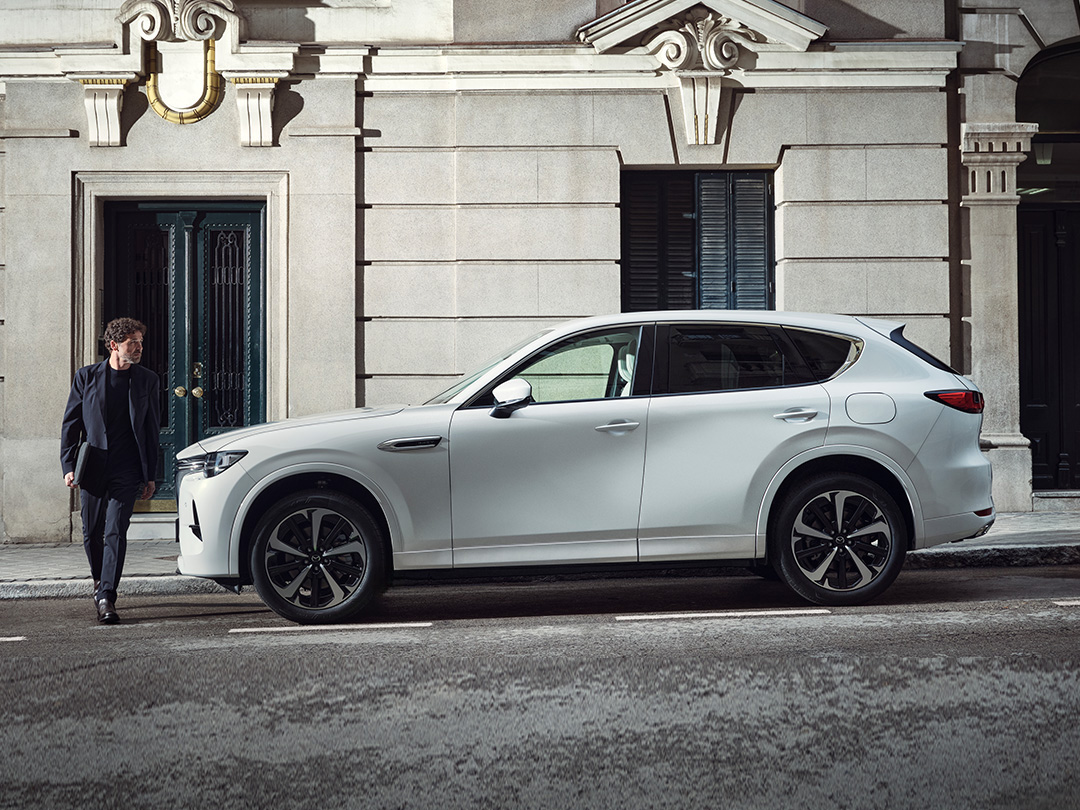 Bild von Mazda CX-60 parkiert an einem Strassenrand