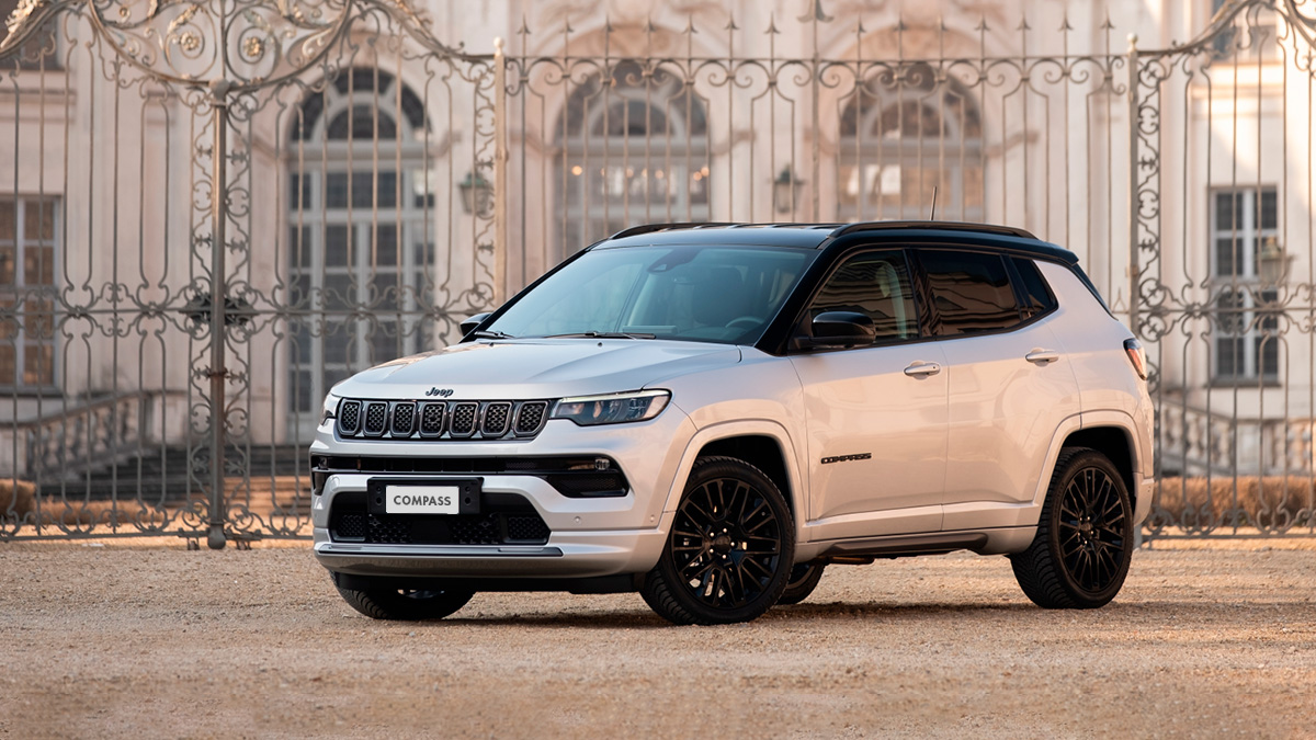 Jeep Compass vor einem grossen Schloss