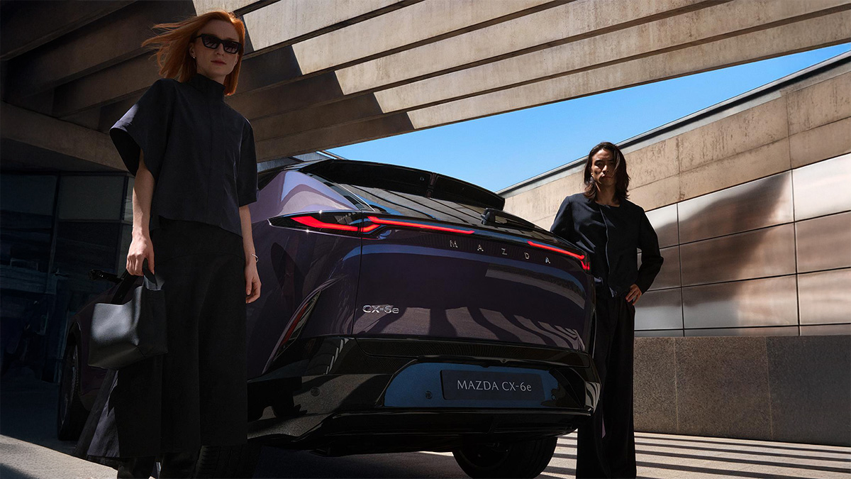 Der brandneue Mazda CX-6e von hinten