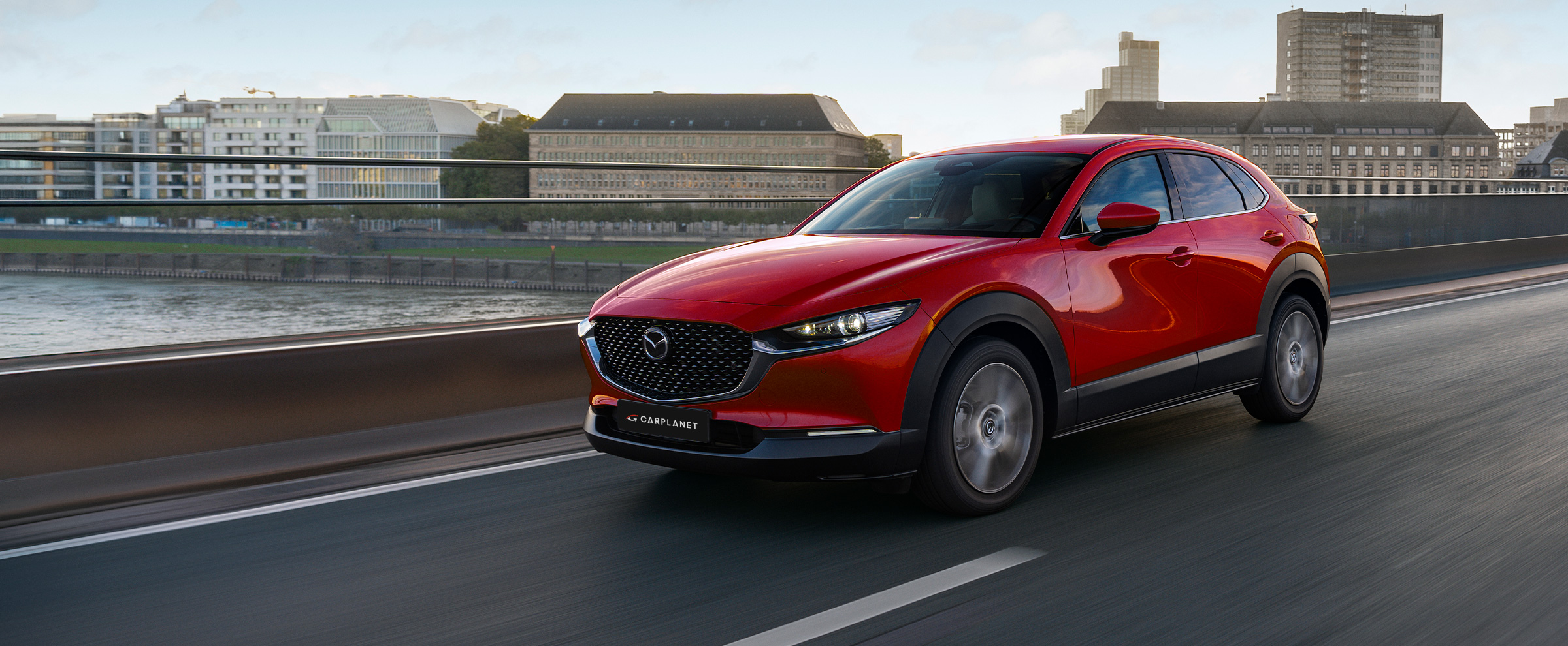 Der Mazda CX-30 auf einer Strasse in der Stadt