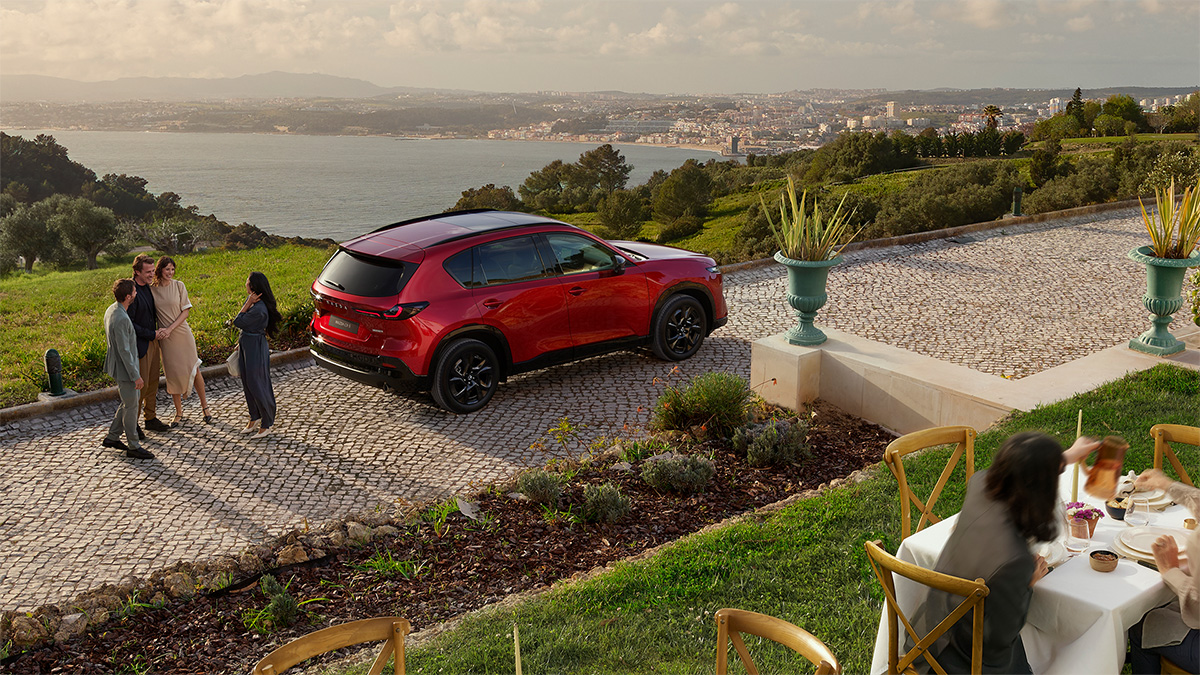 Der neue Mazda CX-5 parkiert an einem Fest
