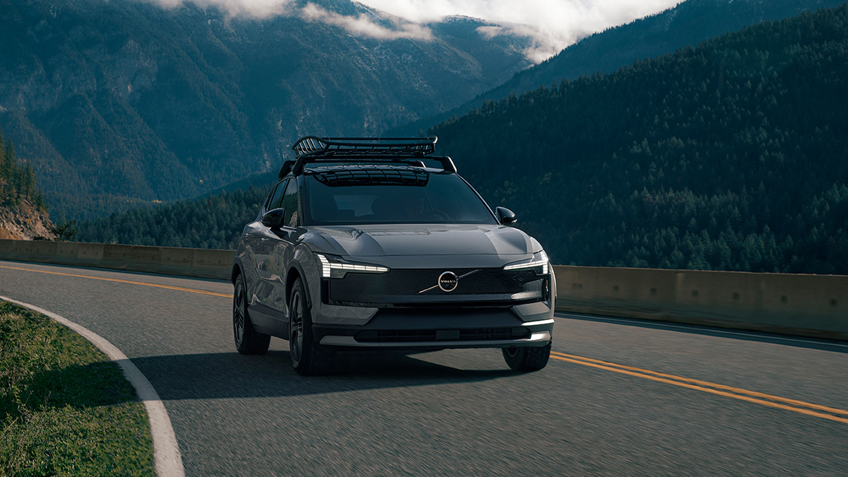 Der Volvo EX30 Cross Country auf einer Passstrasse