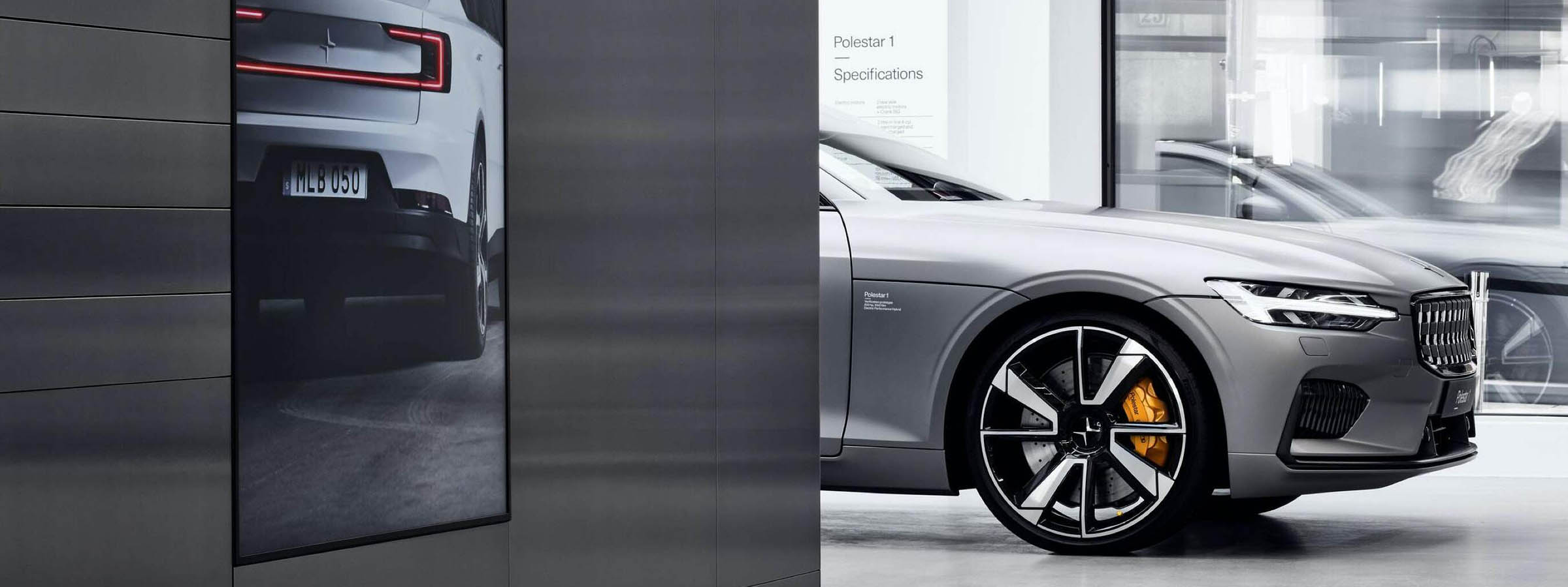Seitliche Ansicht eines Polestar in dem Polestar Space Zürich